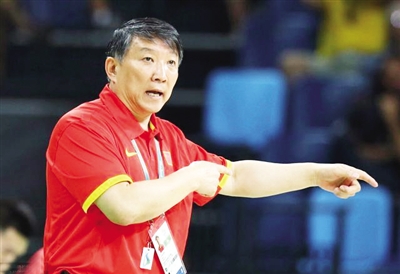 中国男篮主教练是谁图片